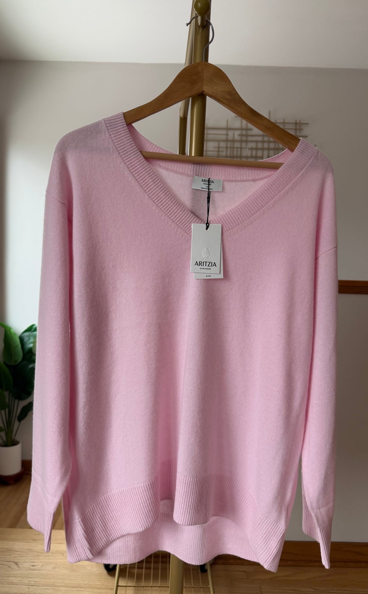 Aritzia Cashmere Relaxed V-Neck Sweater | Villa Pink | Size Medium | New with Tags (Originally $148)