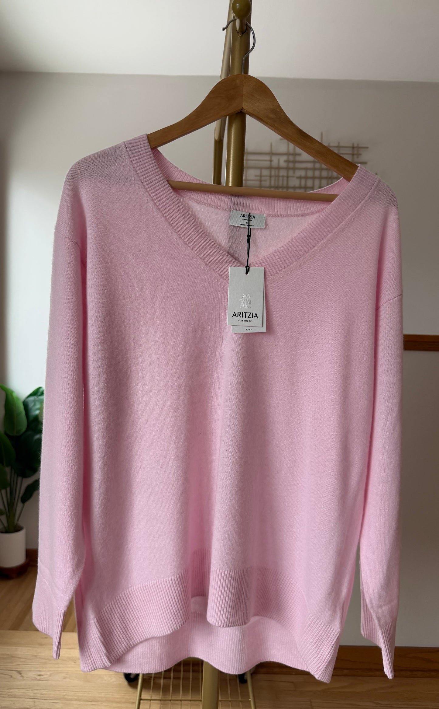 Aritzia Cashmere Relaxed V-Neck Sweater | Villa Pink | Size Medium | New with Tags (Originally $148)